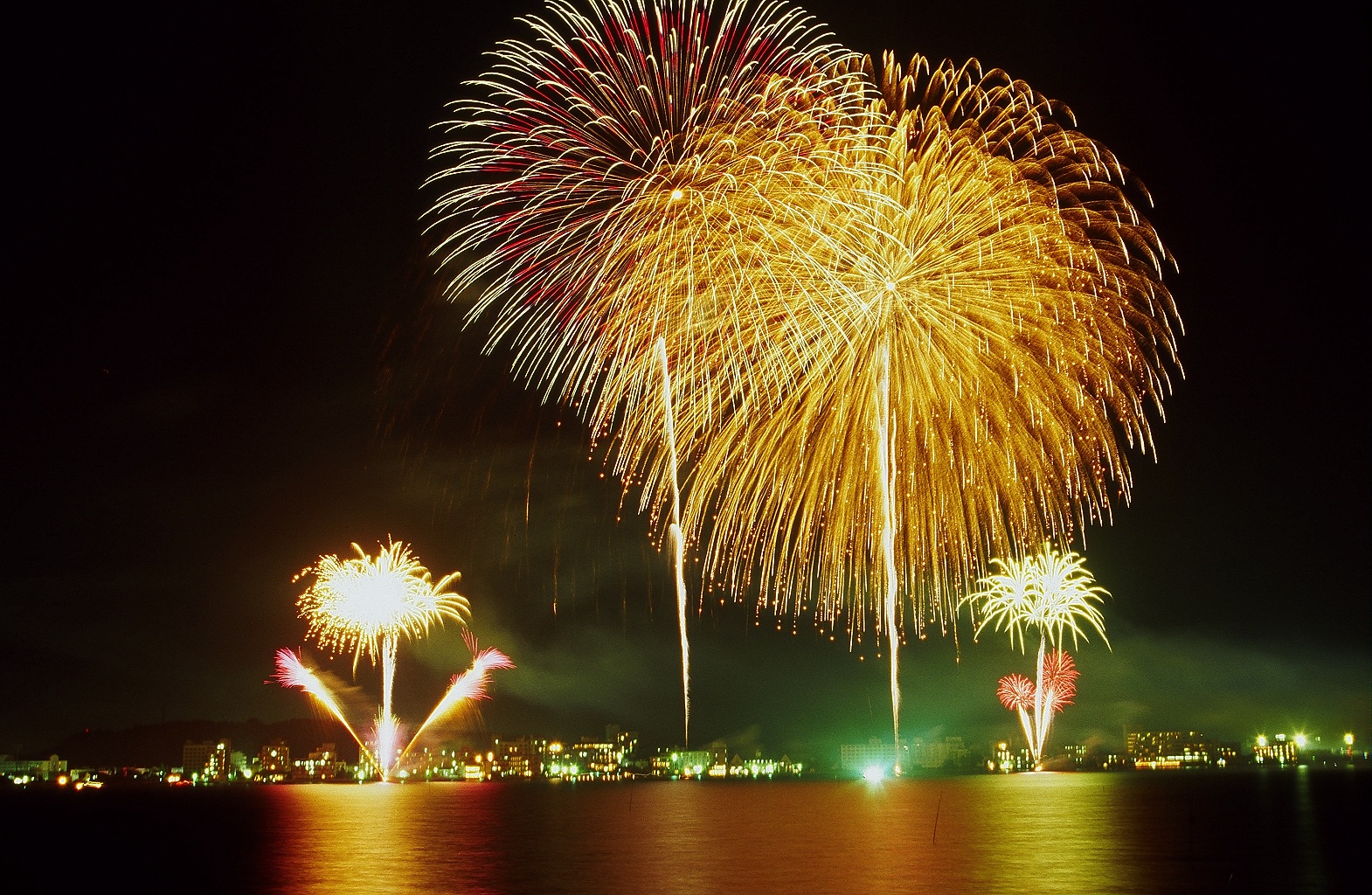 加賀市にある湖の花火