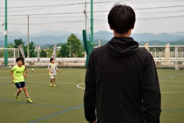 サッカー練習の様子を後ろから撮影した写真