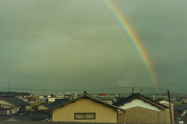曇り空の虹