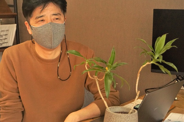 男性と植物