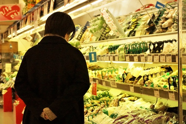 スーパーで買い物をしている女性