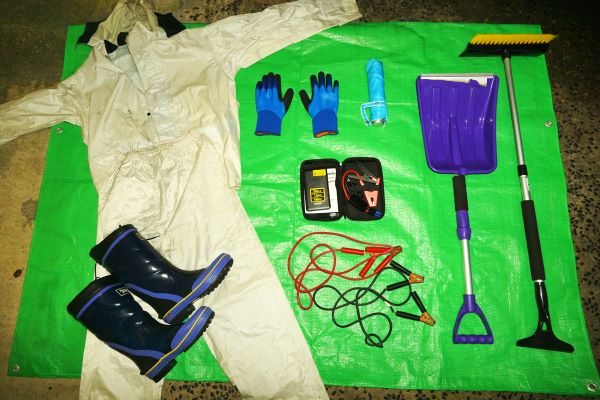 緑のシート、雨具、長靴、ジャンプスターター、スコップ、手袋